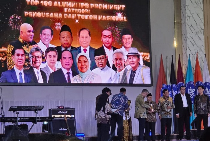 KH Didin Hafidhuddin Raih Penghargaan Top 100 Alumni Terkemuka IPB